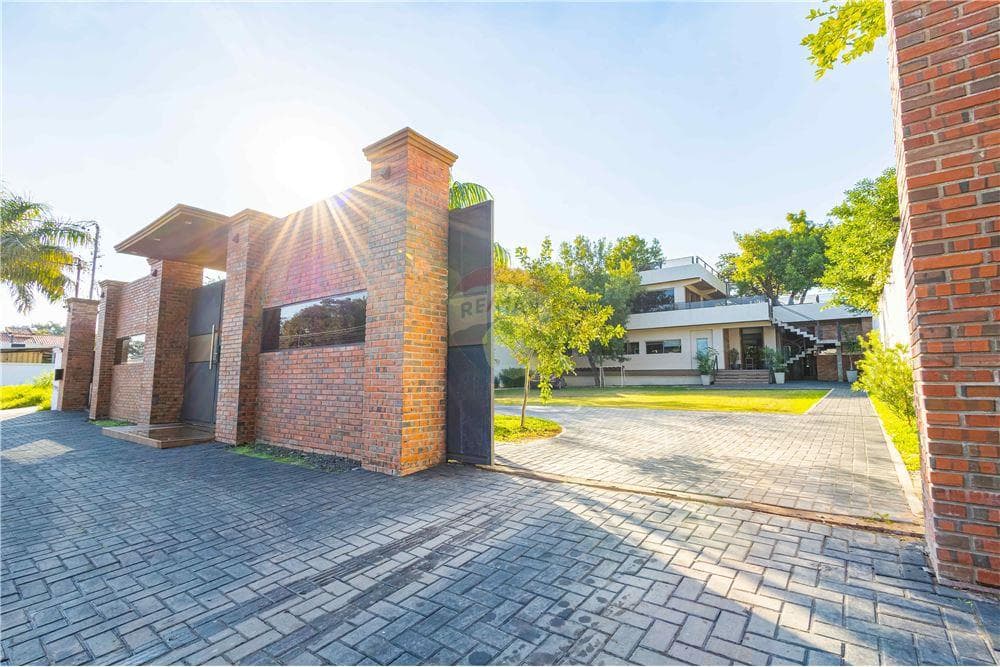 Imponente residencia a metros del Yacht J.A