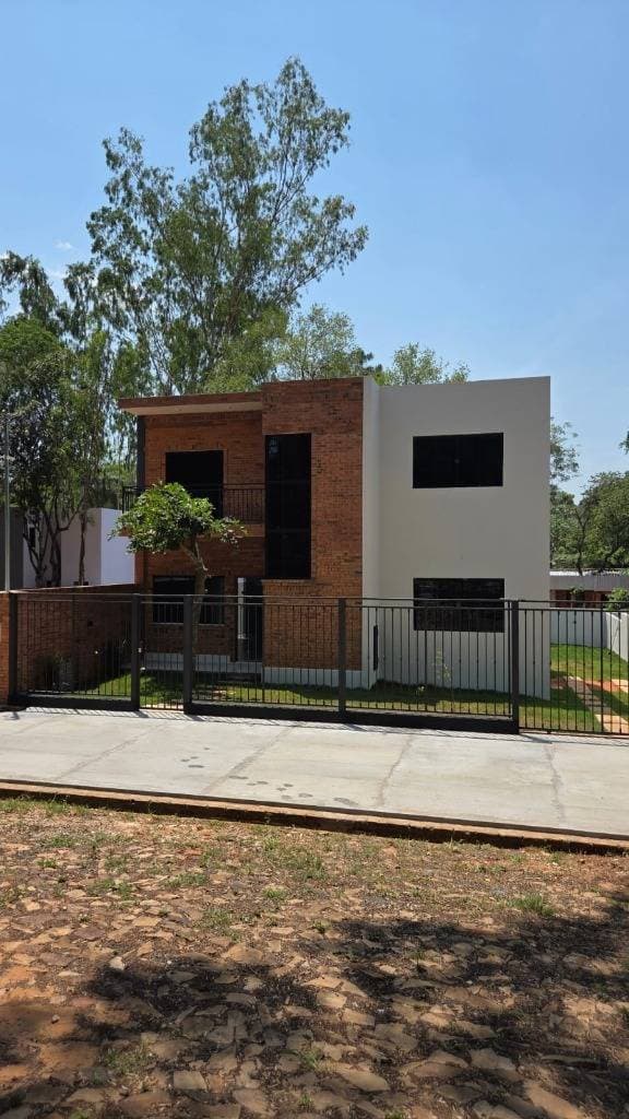 Moderna Casa de 2 Pisos con 3 Baños y 3 Garajes: Estilo y Confort por U$S 127.440