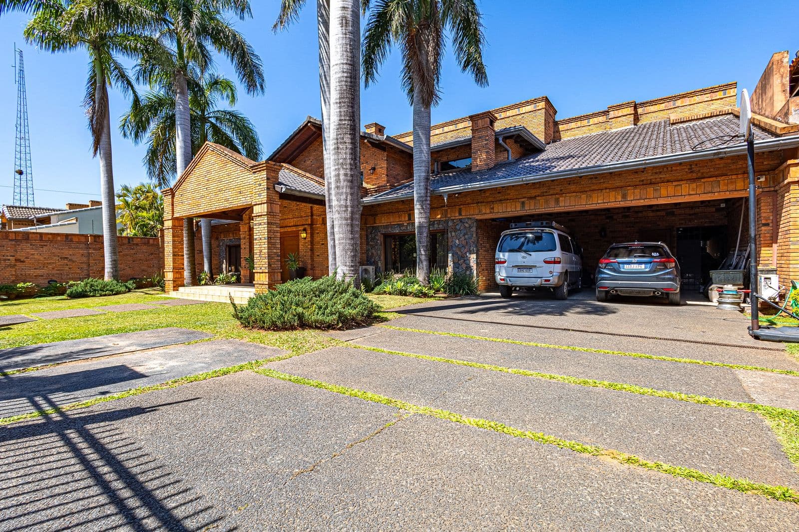 Alquilo residencia de lujo en b° madame lynch