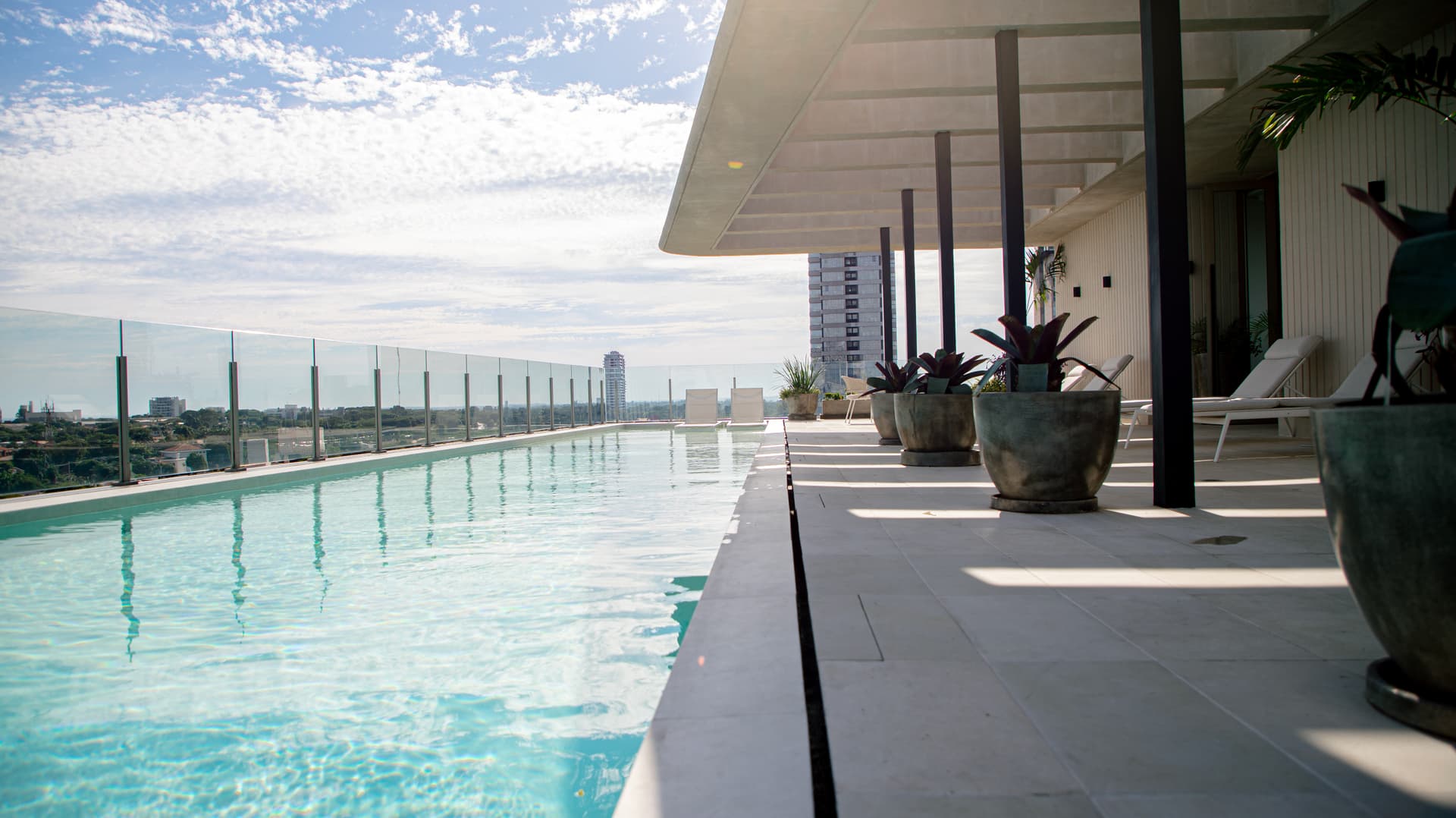 Vendo exclusivo departamento a estrenar de 3 suites, barrio Las Lomas