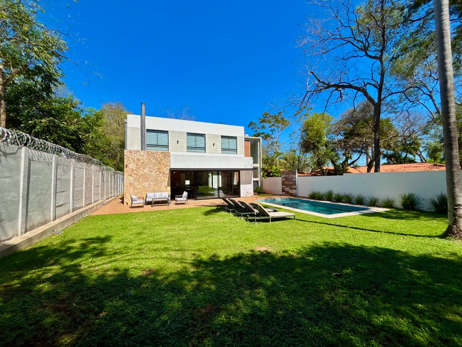 Exclusiva residencia amoblada en venta, San Bernardino country club: Lujo y confort en un entorno privilegiado