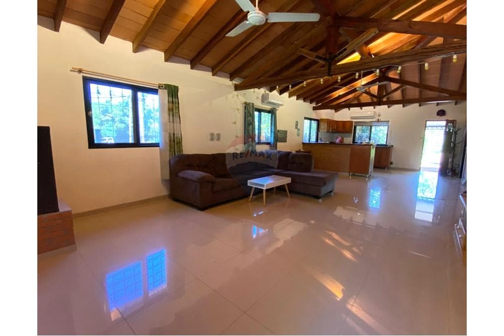 En venta casa semiamoblada calidad alemana en Aregua (V.R.)