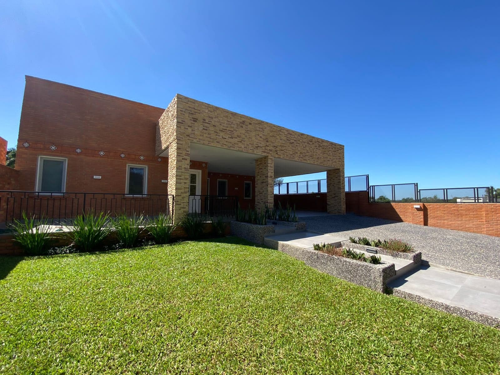 Alquilo casa en surubi'i