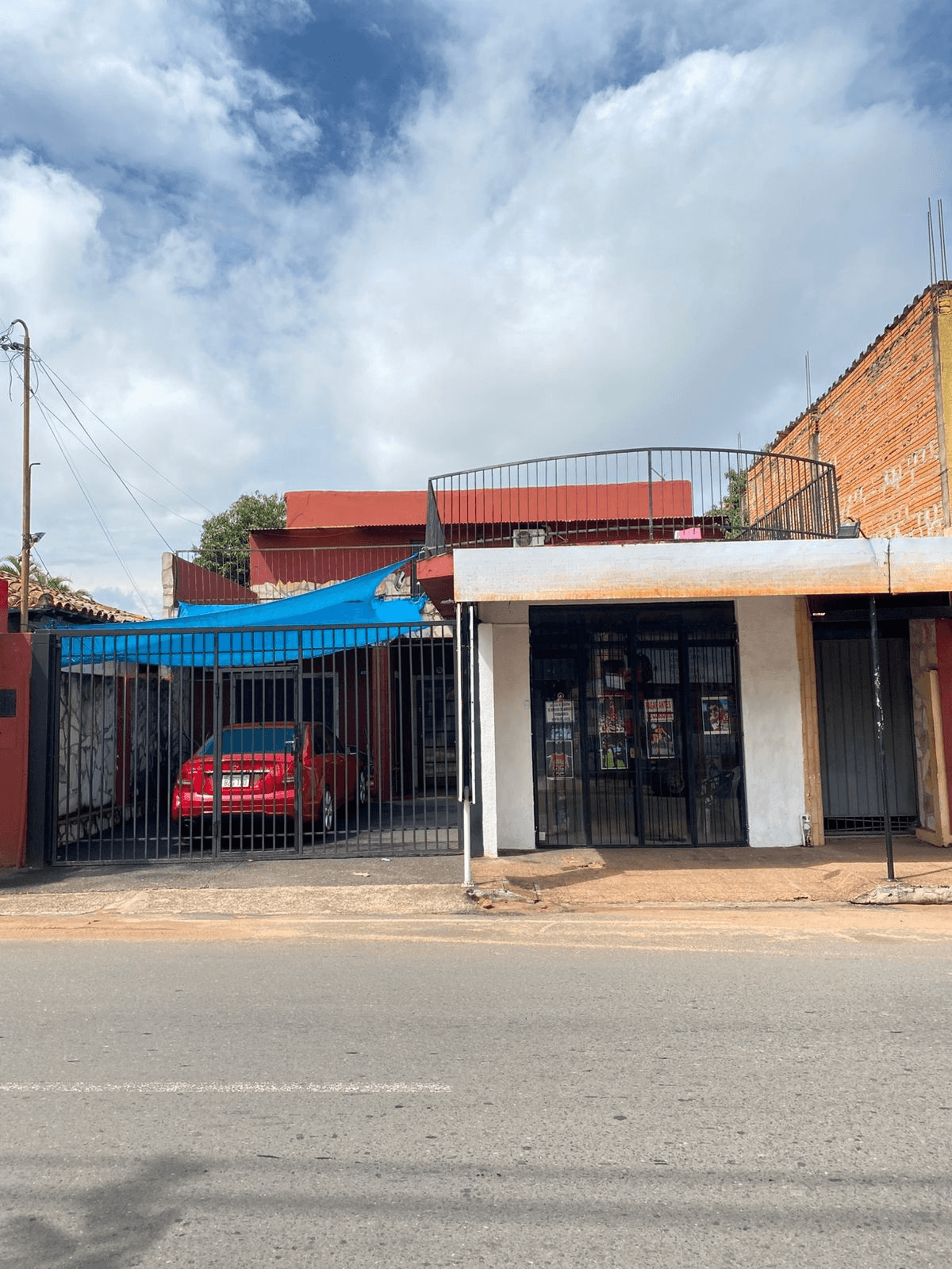 Venta de amplia casa en capiata