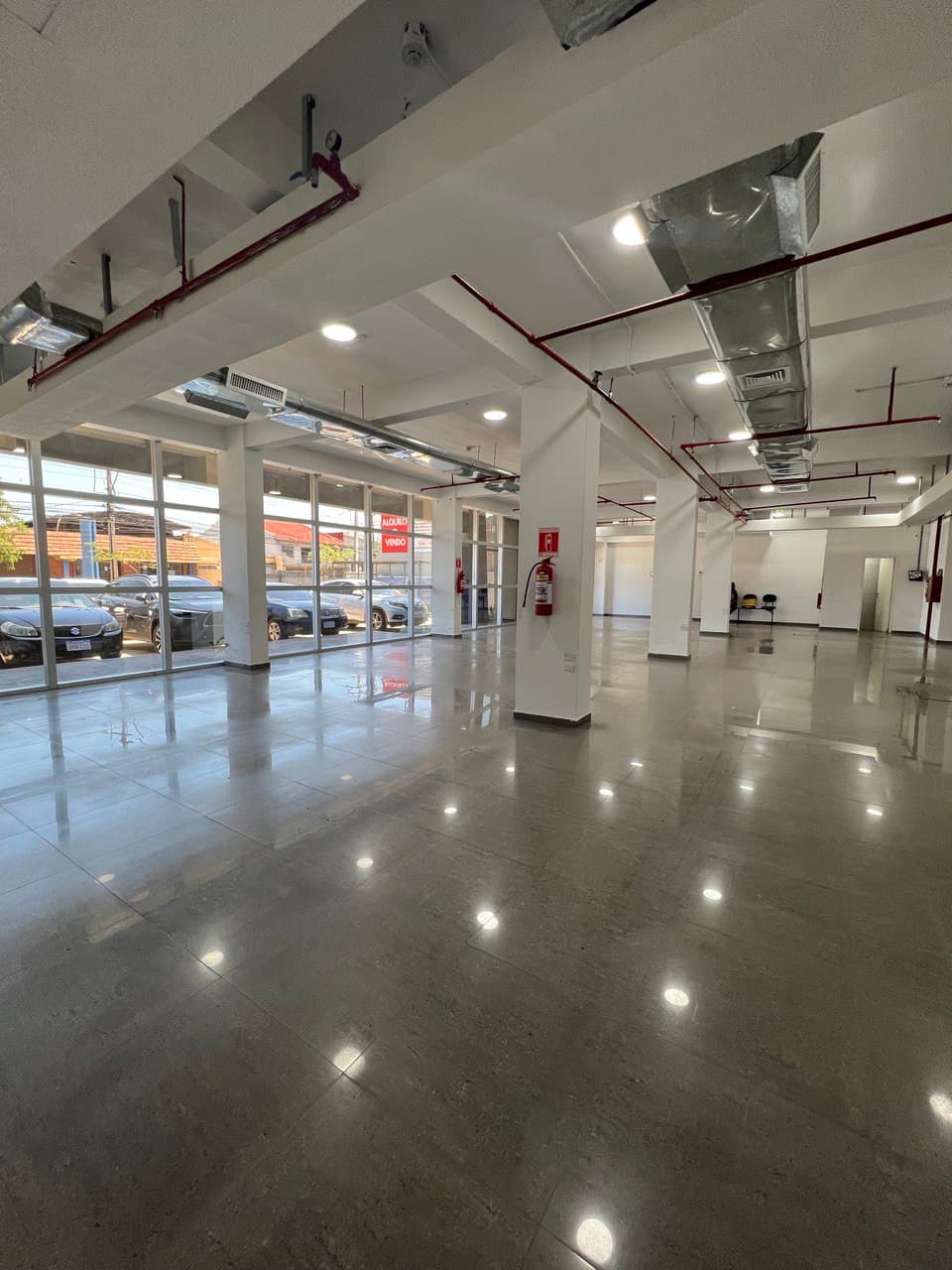 Alquilo para empresas edificio corporativo completo con showroom oficinas y estacionamientos para clientes y funcionarios sobre el nuevo eje de avenida artigas zona distrito perseverancia