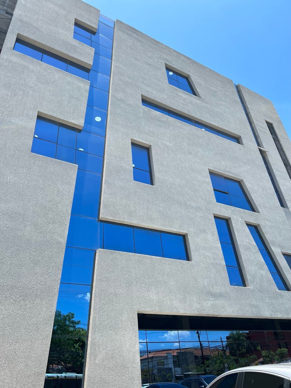 Alquilo o vendo sobre avenida artigas zona distrito perseverancia para empresas edificio corporativo completo con oficinas y estacionamientos