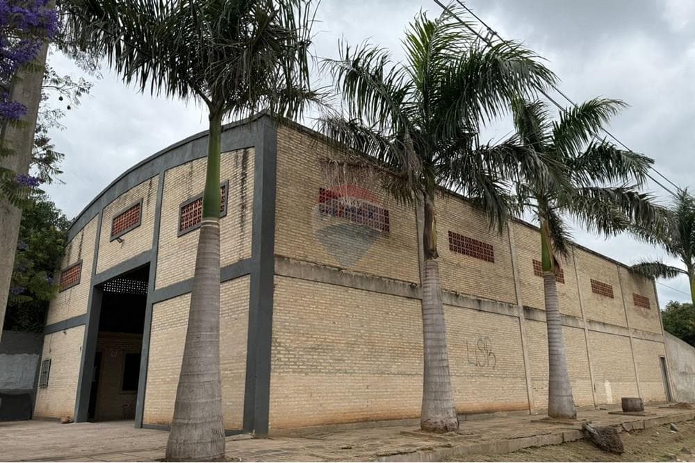 En venta tinglado comercial en esquina. Mra. 250,000 $