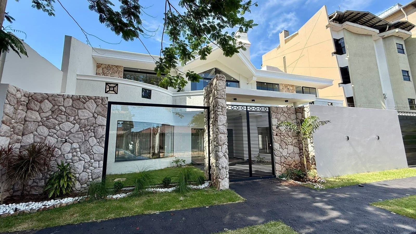 En venta: Lujosa residencia en el Barrio Boquerón