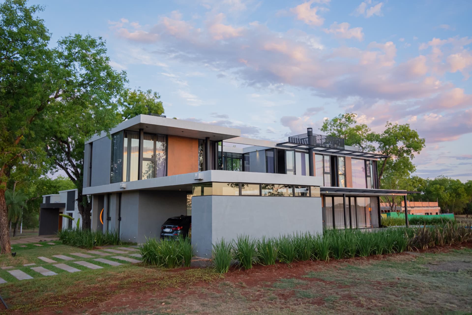 Exclusiva Residencia Minimalista en AGUA VISTA: Un Oasis de Lujo y Diseño