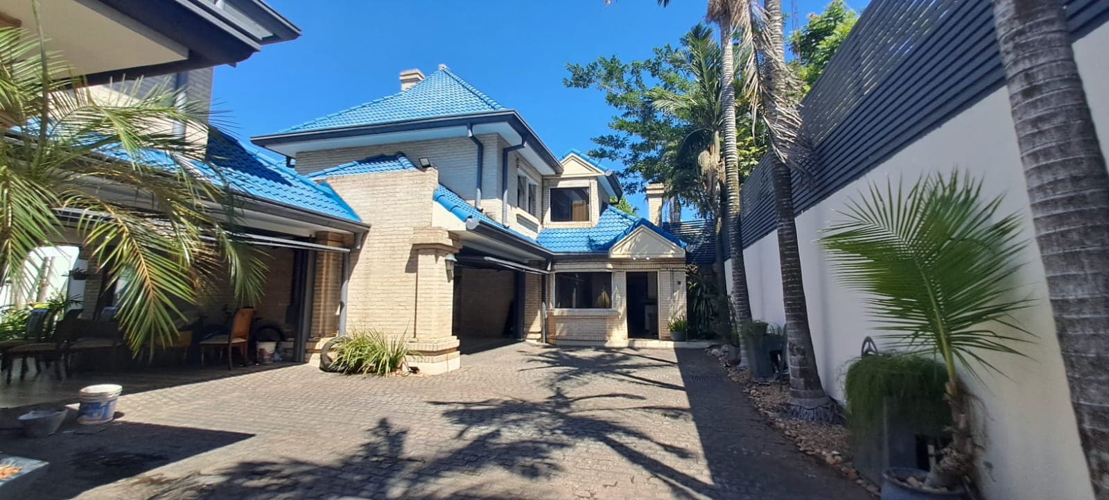 Alquilo amplia residencia amoblado en barrio cerrado en b° mcal estigarribia