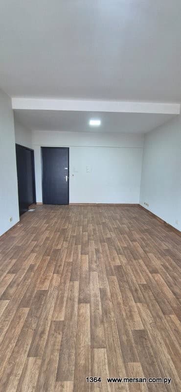 Alquilo oficina centrica sobre alberdi esquina oliva z/ hotel guarani (cód. 1364)