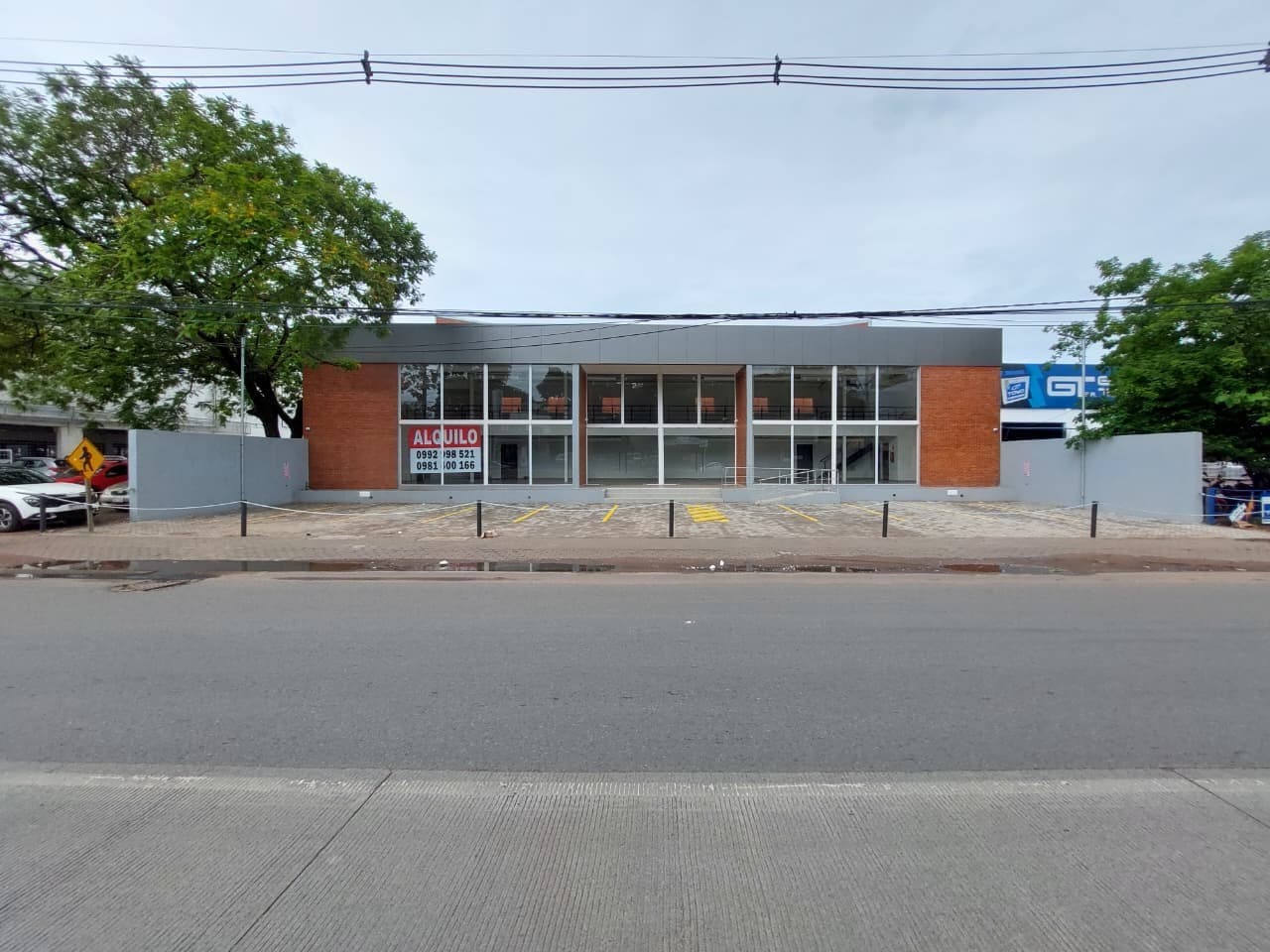 Alquilo Depósito Premium de 2.000 M2 + Showroom y Oficinas sobre Mariscal Estigarribia C-1170