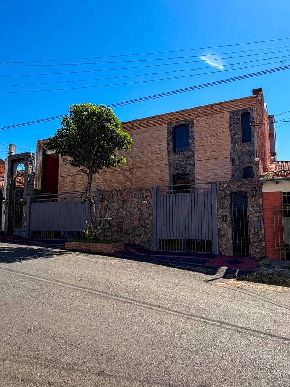 Exclusiva Residencia de Lujo en Bo. Jara: 910m² de Elegancia Moderna, 6 Dormitorios, 9 Baños, Estacionamiento para 6 Vehículos. A solo 200m de Av. General Santos. ¡Una Inversión Inigualable!