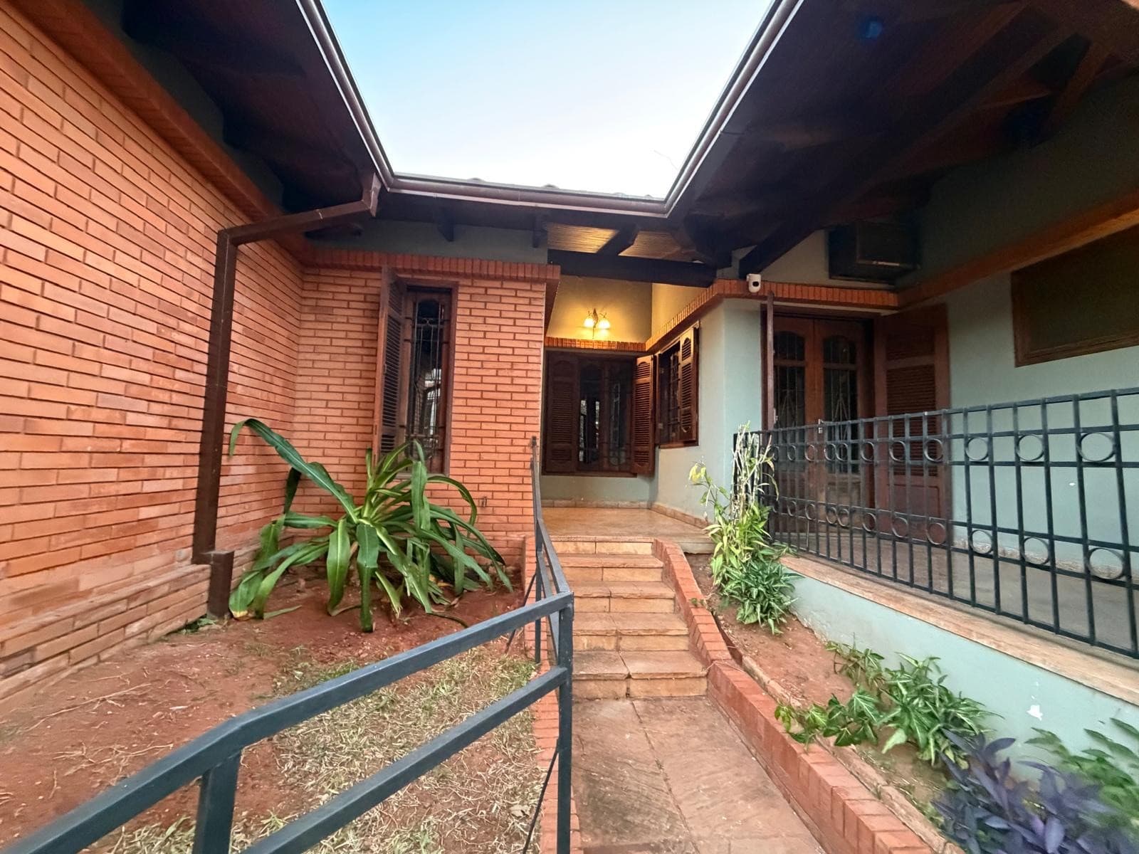 Casa en barrio mburucuyá – sobre av. Santísima Trinidad
