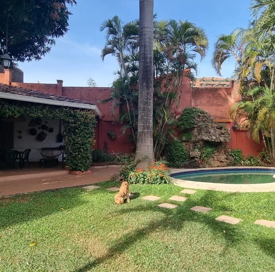 Elegante y amplia residencia en venta! Bo. Virgen del Huerto. Zona Plaza Acosta Ñu