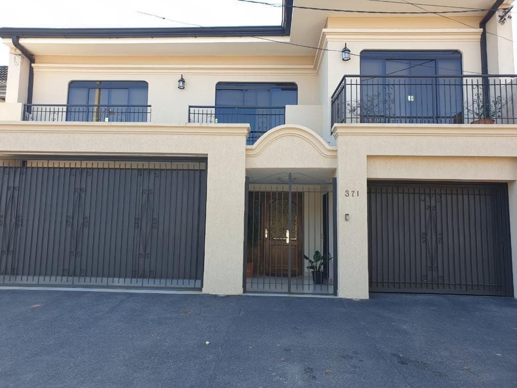 En Venta Hermosa Y Amplia Residencia Zona Carmelitas