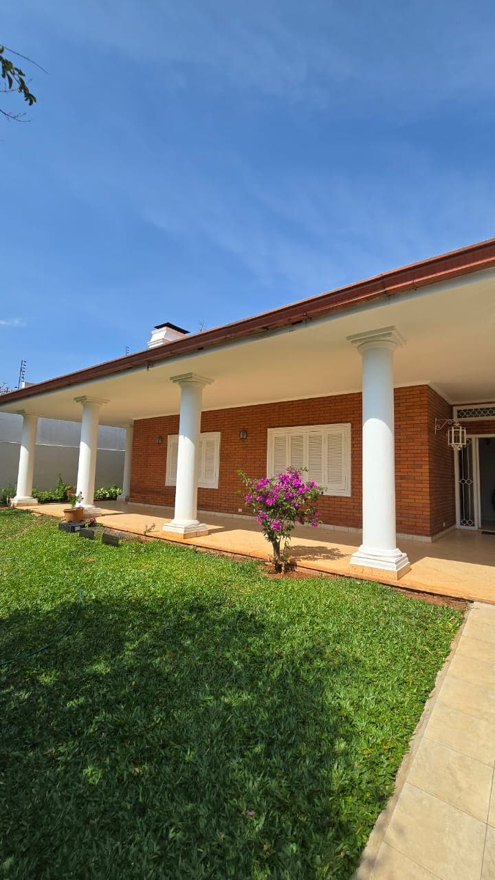 Vendo hermosa y amplia casa colonial en mburucuya. 1.104 m2 de terreno, a pasos de primer pte