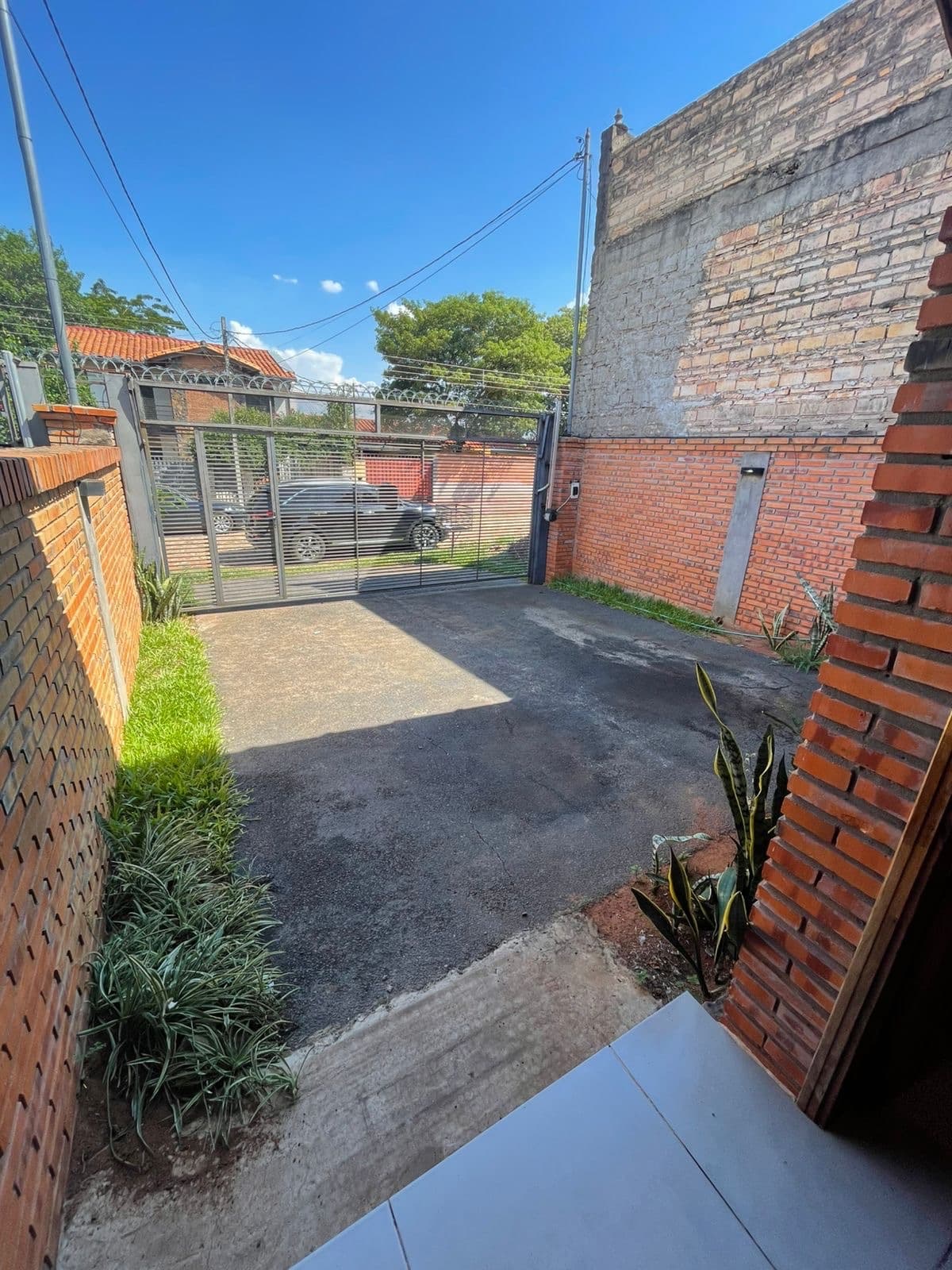 Casa en alquiler en Villa Elisa 2 habitaciones + patio
