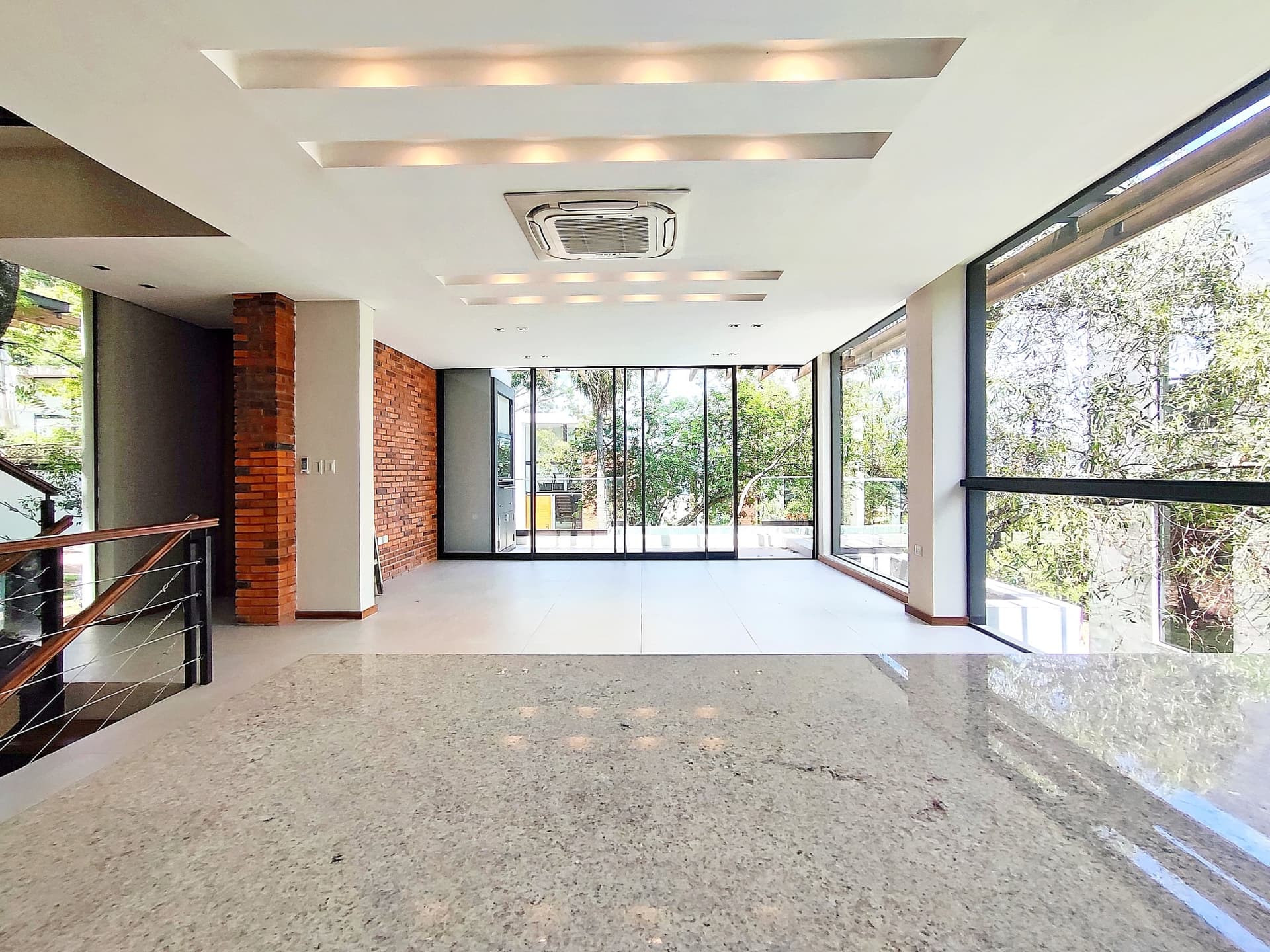 Residencia de Lujo con Vistas Panorámicas al Lago Ypacaraí — Exclusividad, Privacidad y Estilo de Vida Elevado