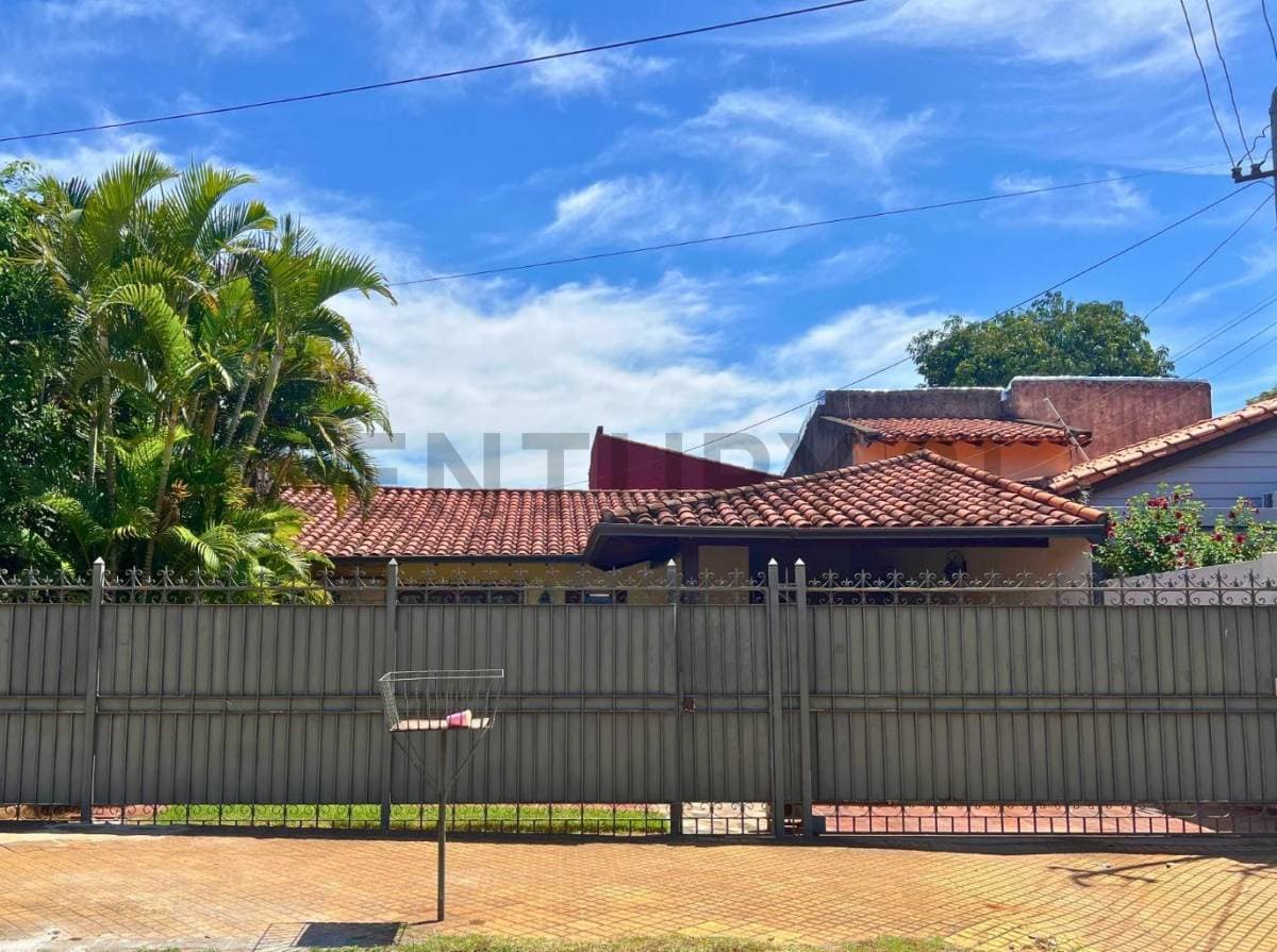 Venta de Residencia en el Exclusivo Barrio Los Laureles, Asunción