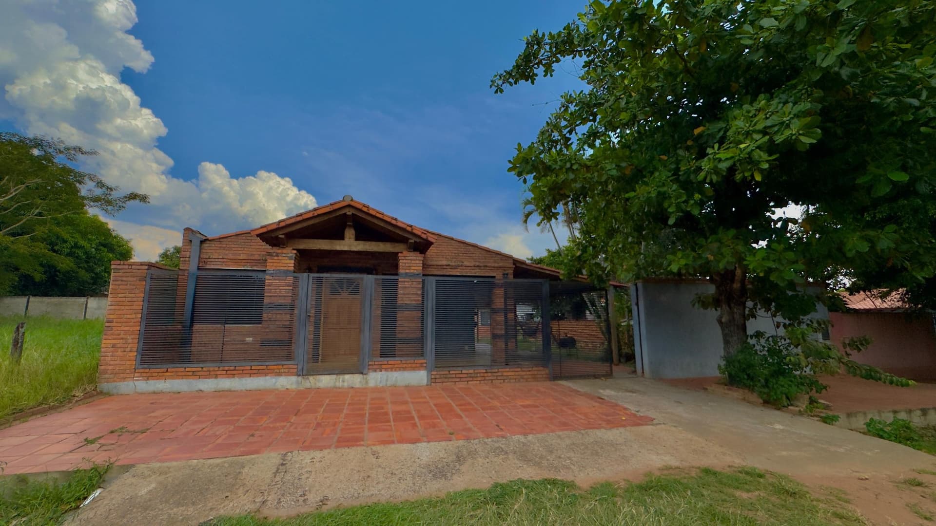 Casa en venta en el Barrio Yka'a - Luque Excelente oportunidad en una zona accesible y tranquila, con rápido acceso a servicios, transporte y rutas principales