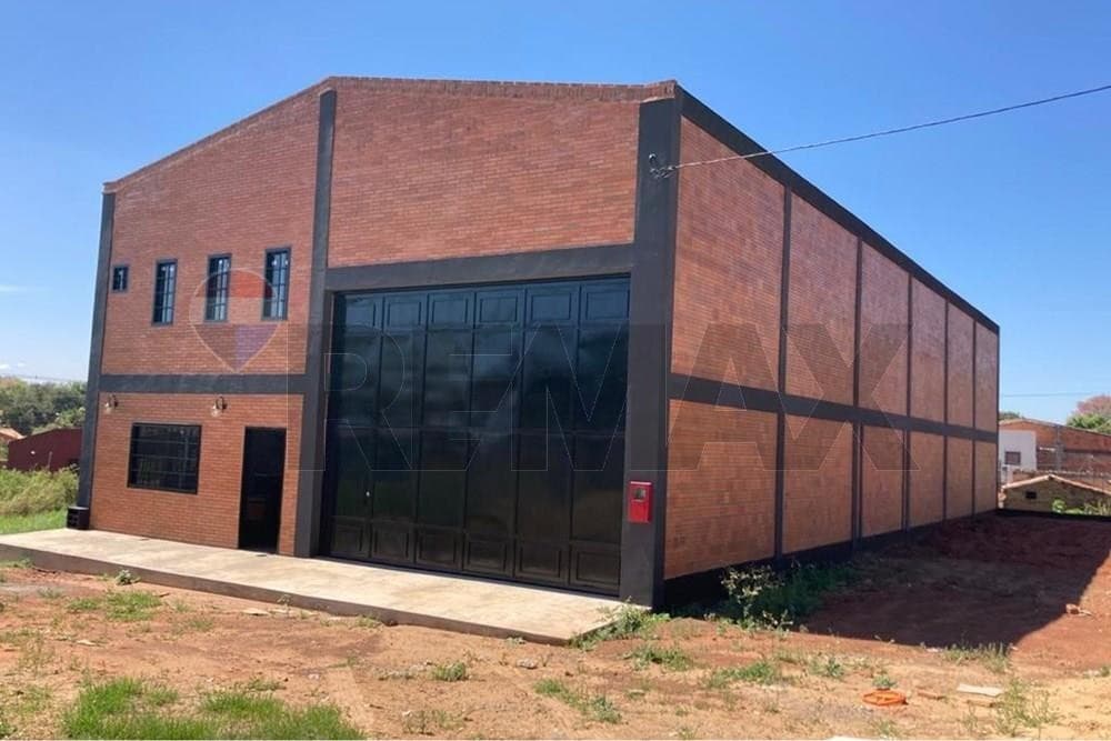 ALQUILO - Tinglado c/ Oficinas – Luque, Laurelty. 8,400,000 ₲ Por Mes + IVA (M.L.)