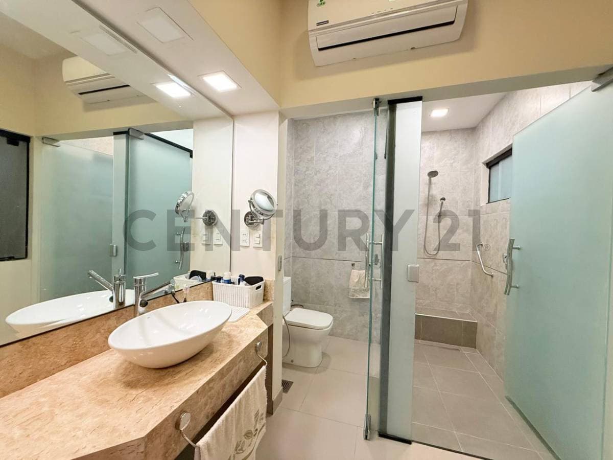 Exclusiva Residencia en Venta en el Prestigioso Barrio Recoleta, Asunción