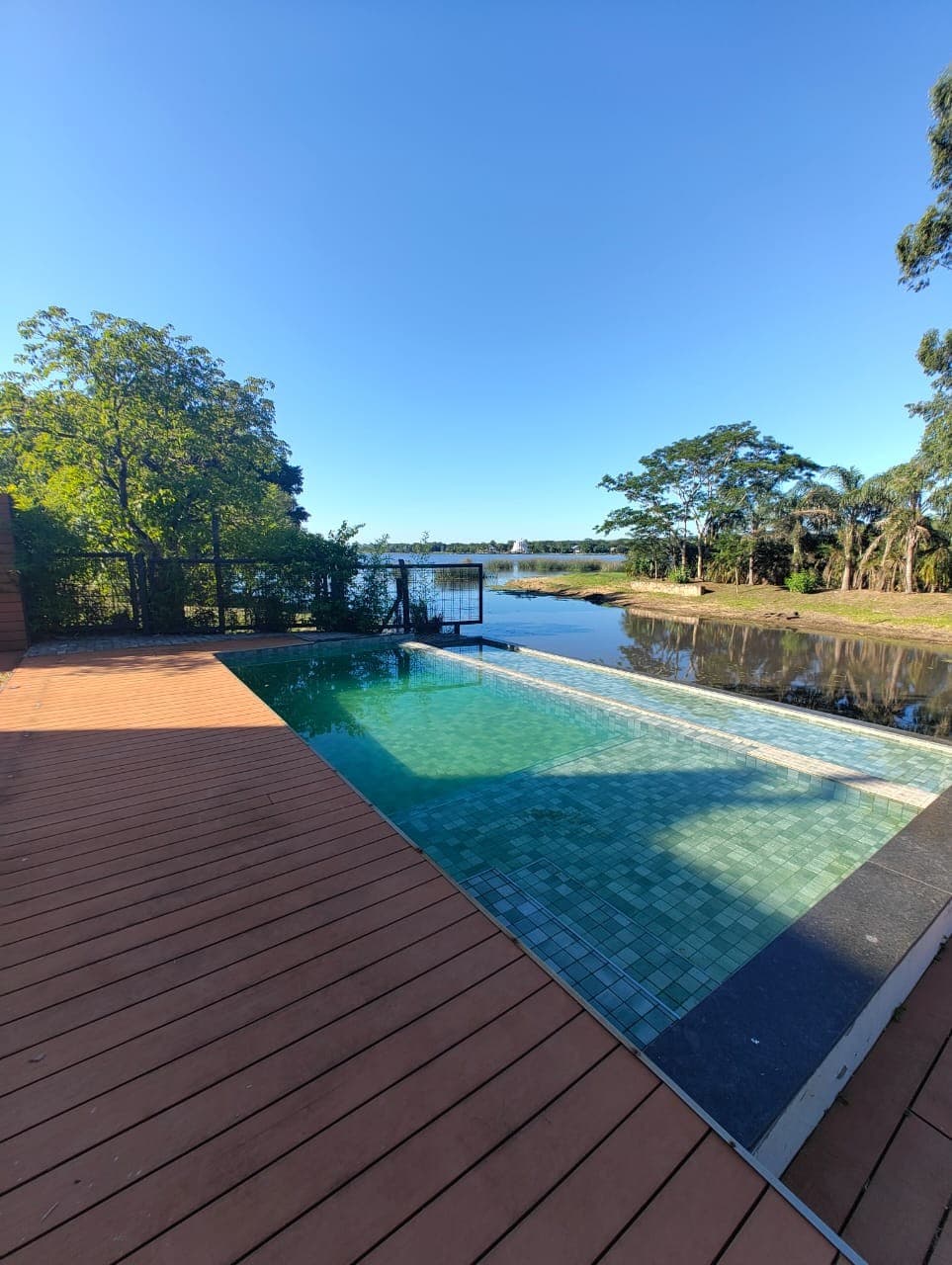 *Residencia Estilo contemporaneo sobre Lago Ypacari en San Bernardino – Cantegrill Country Club
