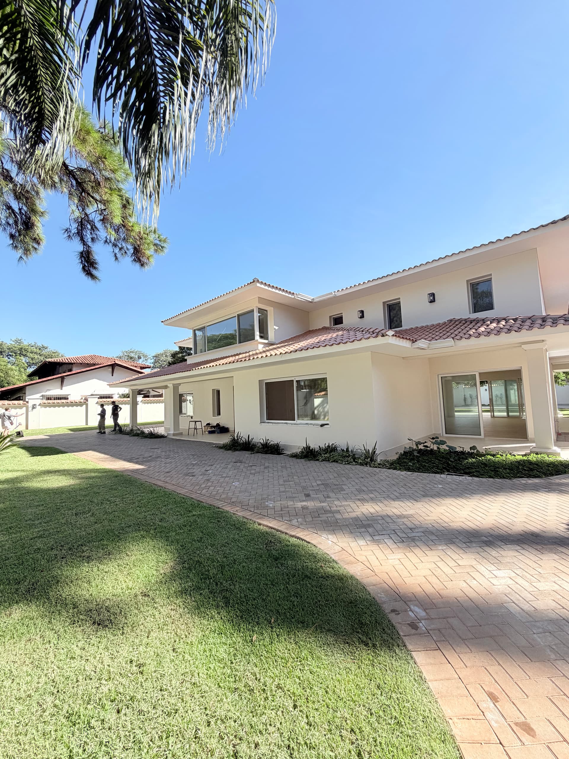 Alquilo Gran Residencia a estrenar com 5 dormitorios + escritorio , Z. Residecnial de Bo.Mcal Estigarribia