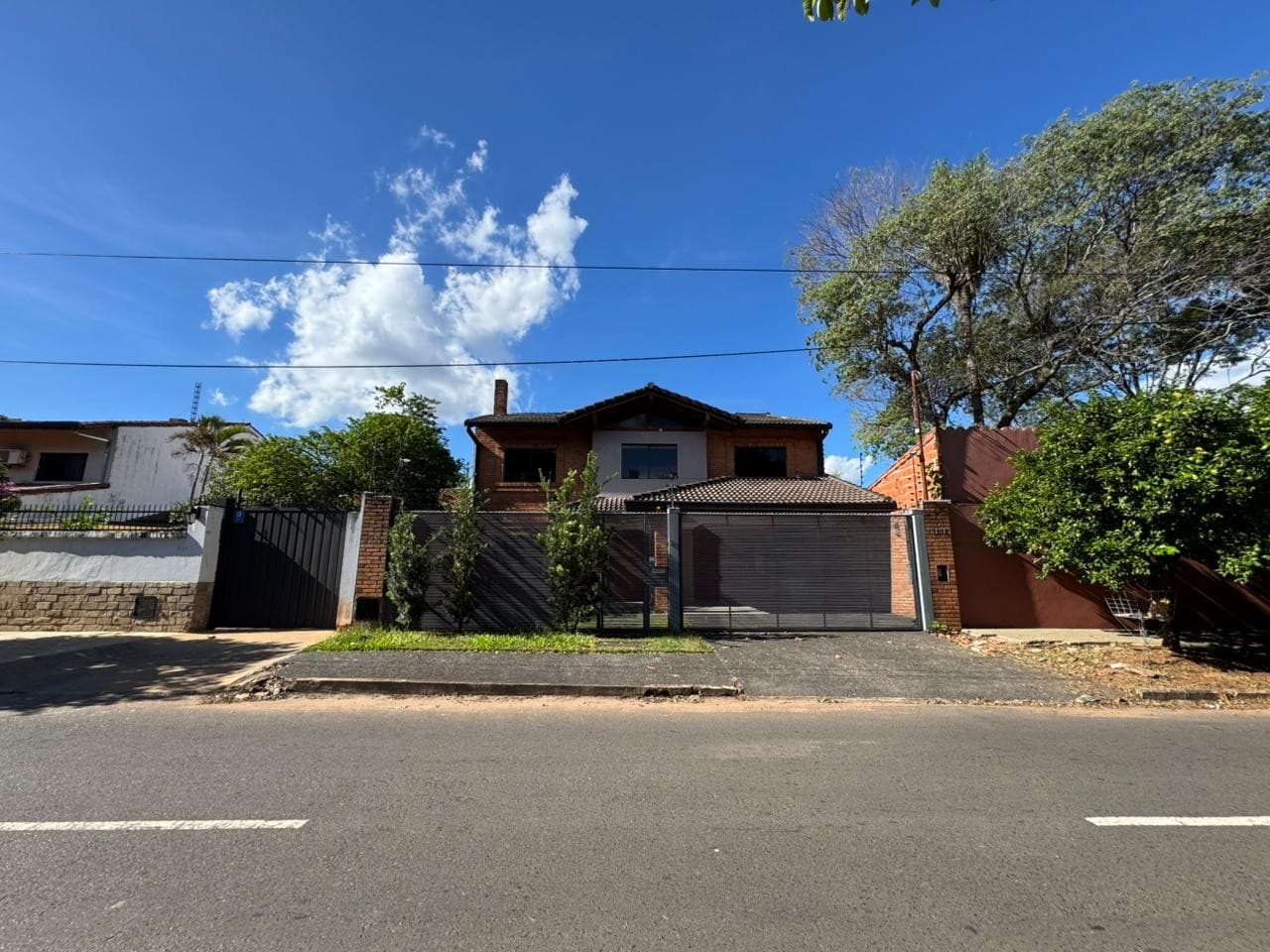 Alquilo amplia residencia en barrio Herrera