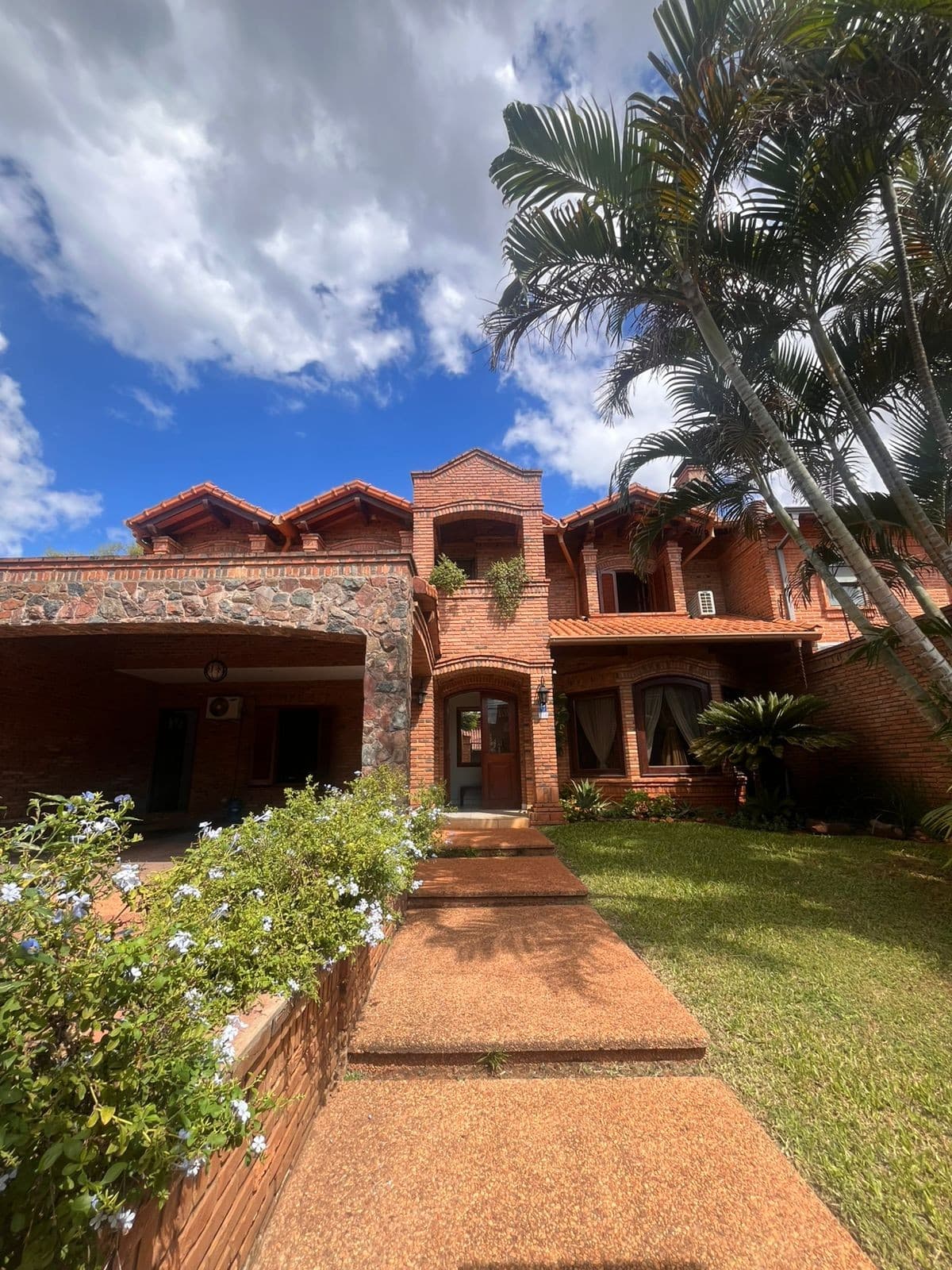 Alquilo casa en barrio Las Lomas