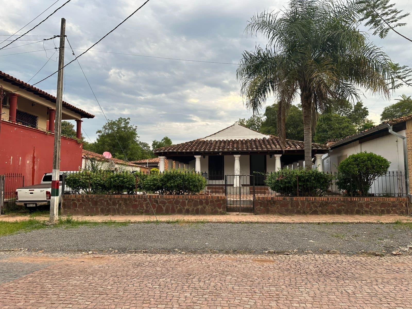 Alquilo casona en aregua en pleno centro para comercio o vivienda‼️