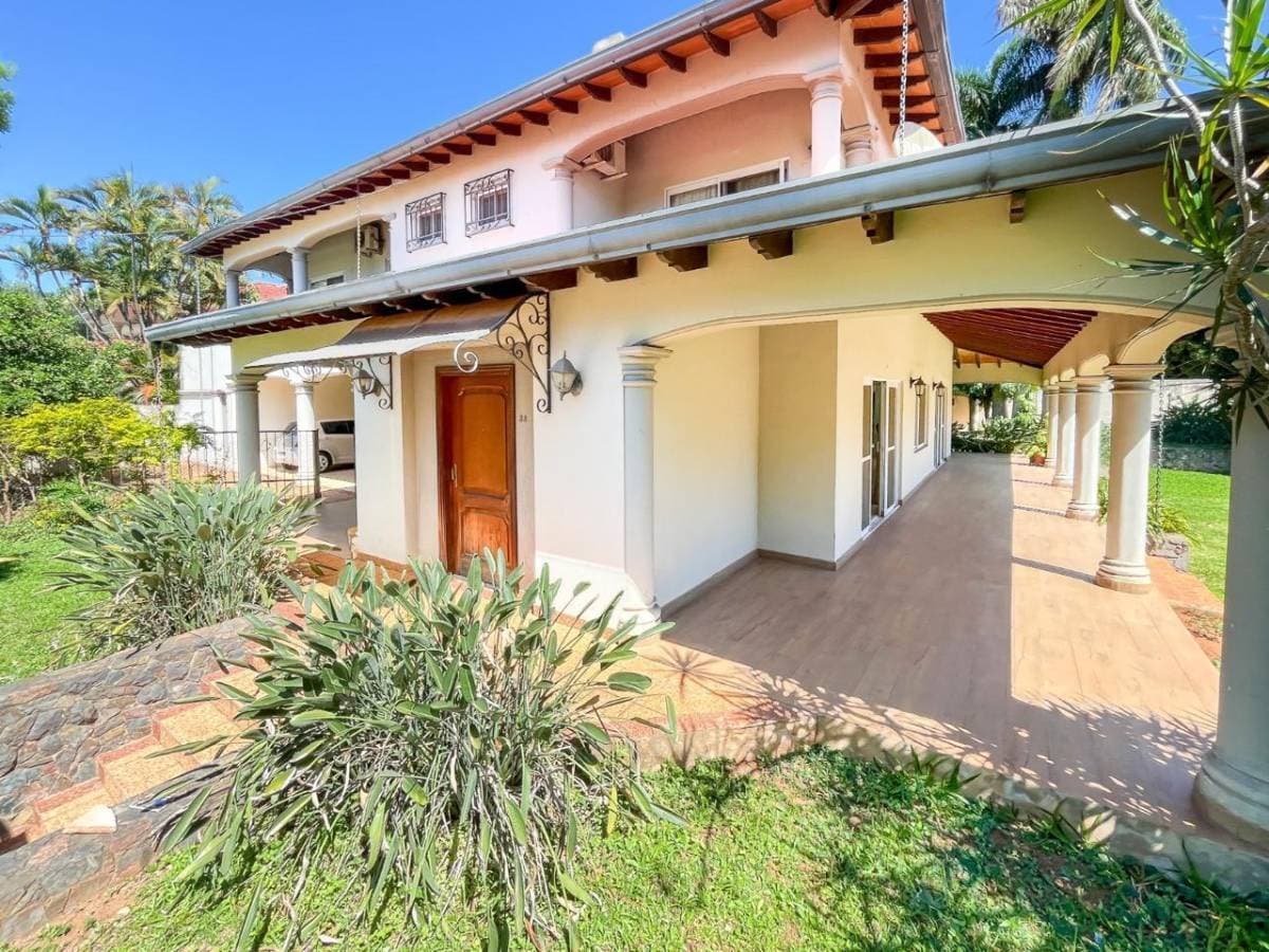 Vendo lujosa y amplia residencia en el b° mariscal estigarribia