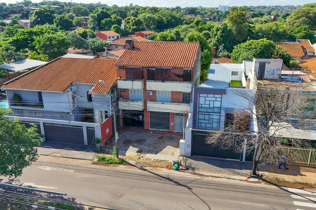 Edificio de 3 niveles sobre avenida gral. Santos