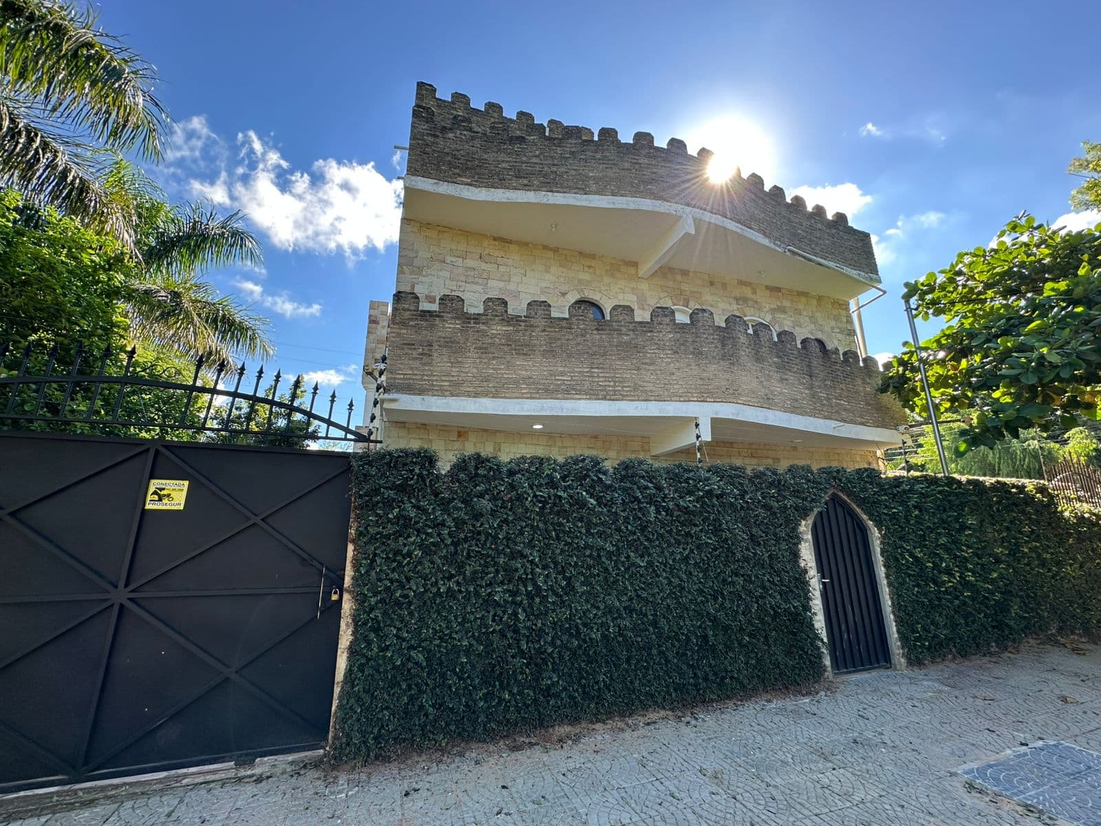 Amplia casa en Luque tipo castillo de 3 dormitorios en Suite
