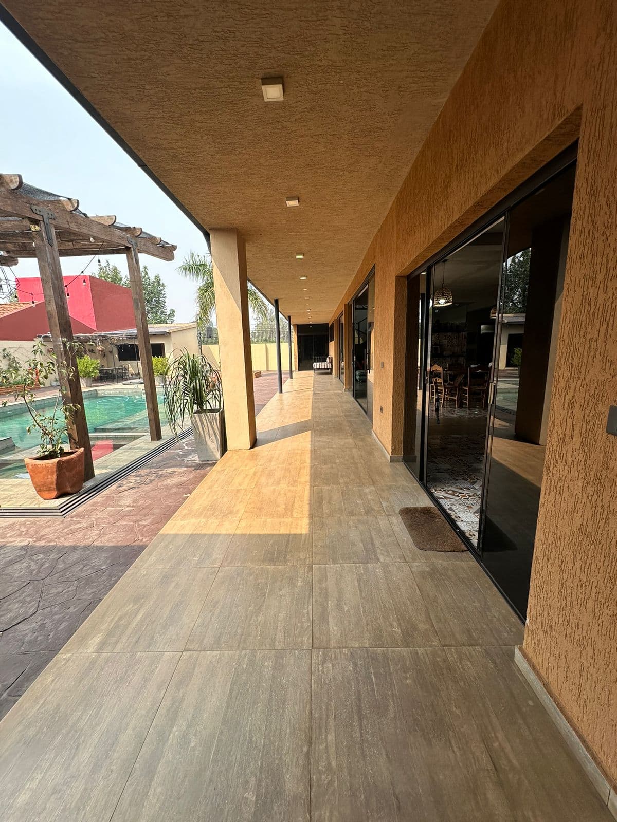 EN ALQUILER! Residencia moderna y amplia en el Barrio Cerrado Ytororo Country Club