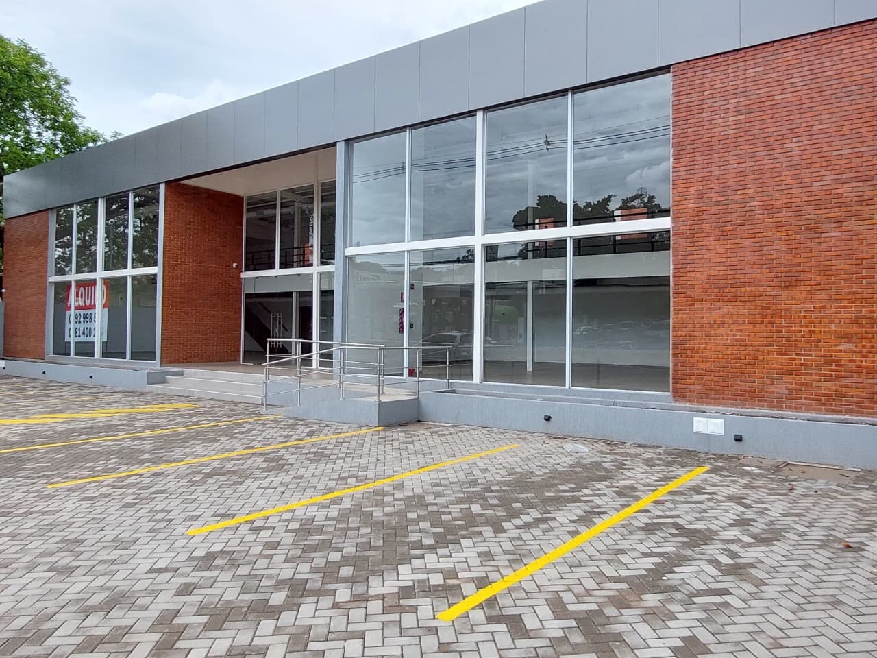 Alquilo showroom y oficinas de 217,5 m2 sobre la avda. Mariscal estigarribia‼️ c-1192