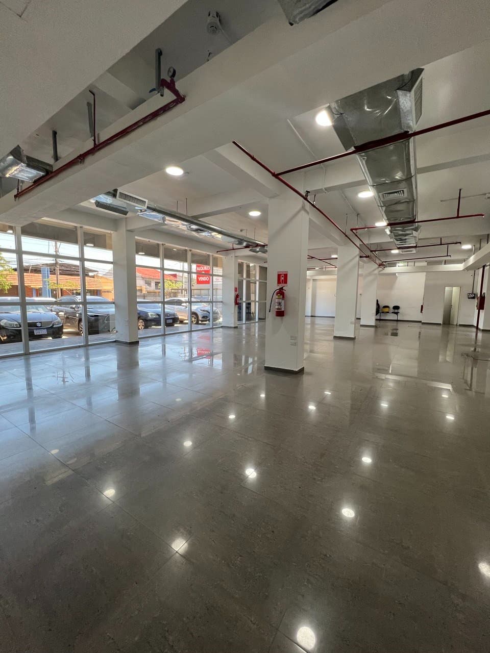 Alquilo en asuncion local con pci y opcion a compra y posibilidad de financiacion propia edificio corporativo completo con showroom oficinas y estacionamientos