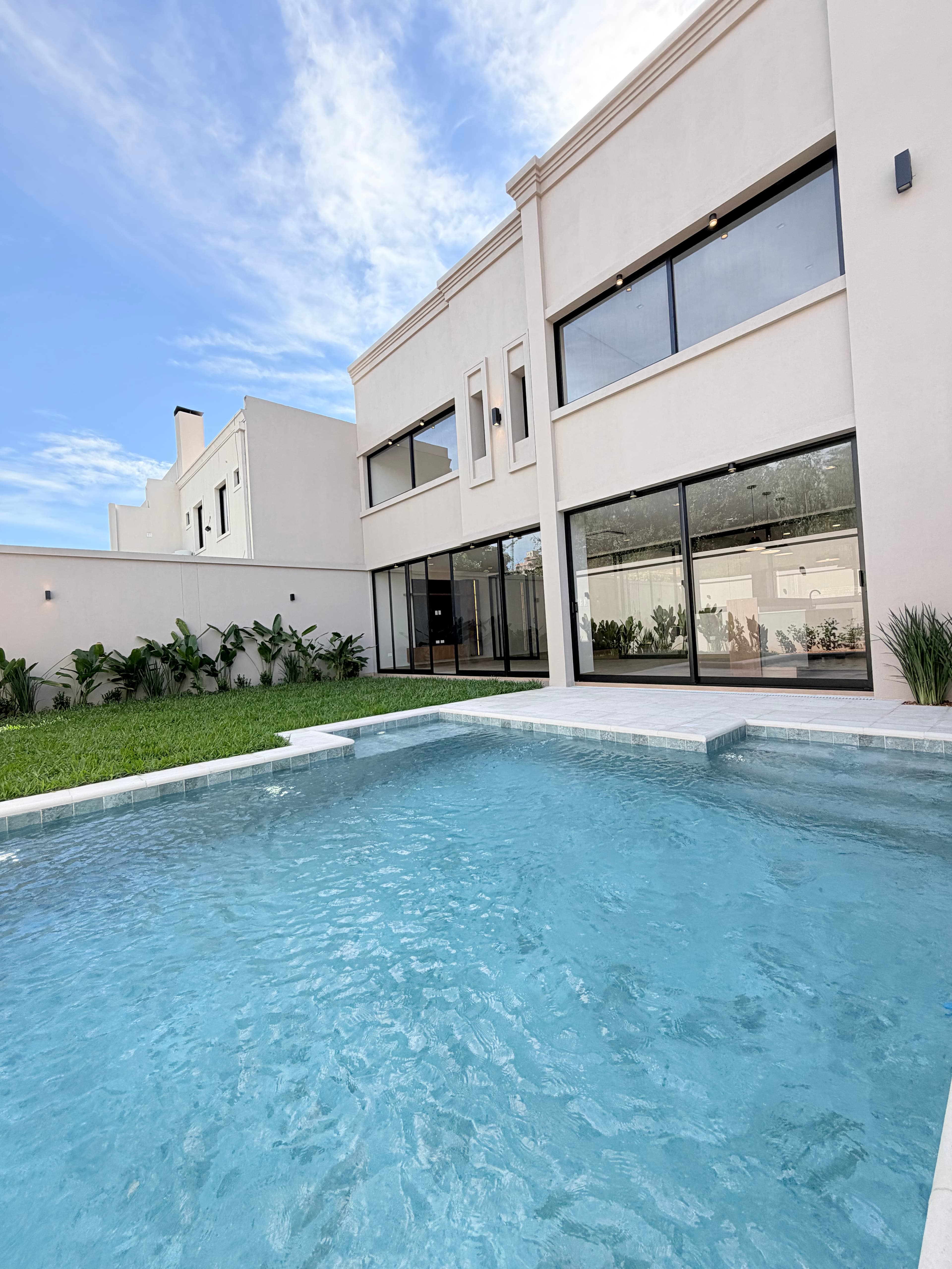 En venta hermosa residencia a estrenar en bo.mburucuya. 4 suites
