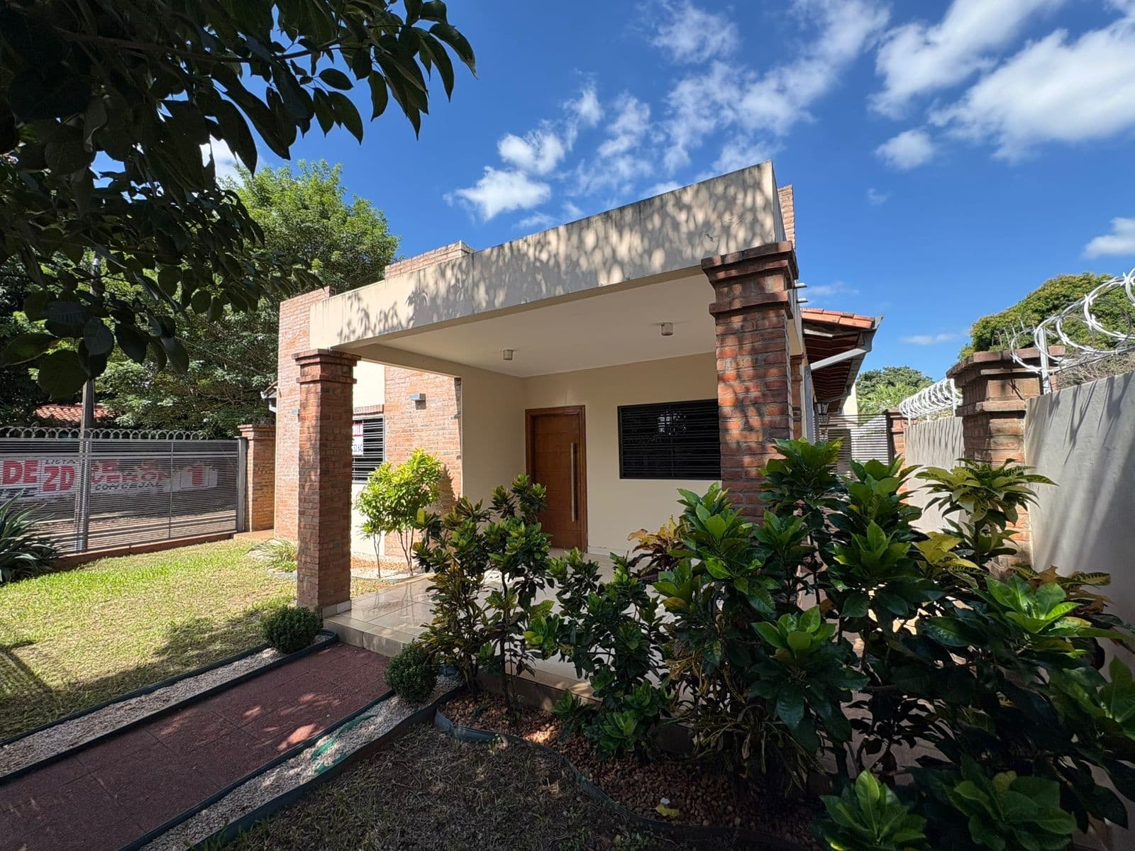 Oficina Exclusiva: Casa en Planta Baja con Potencial de Éxito y Ubicación Estratégica