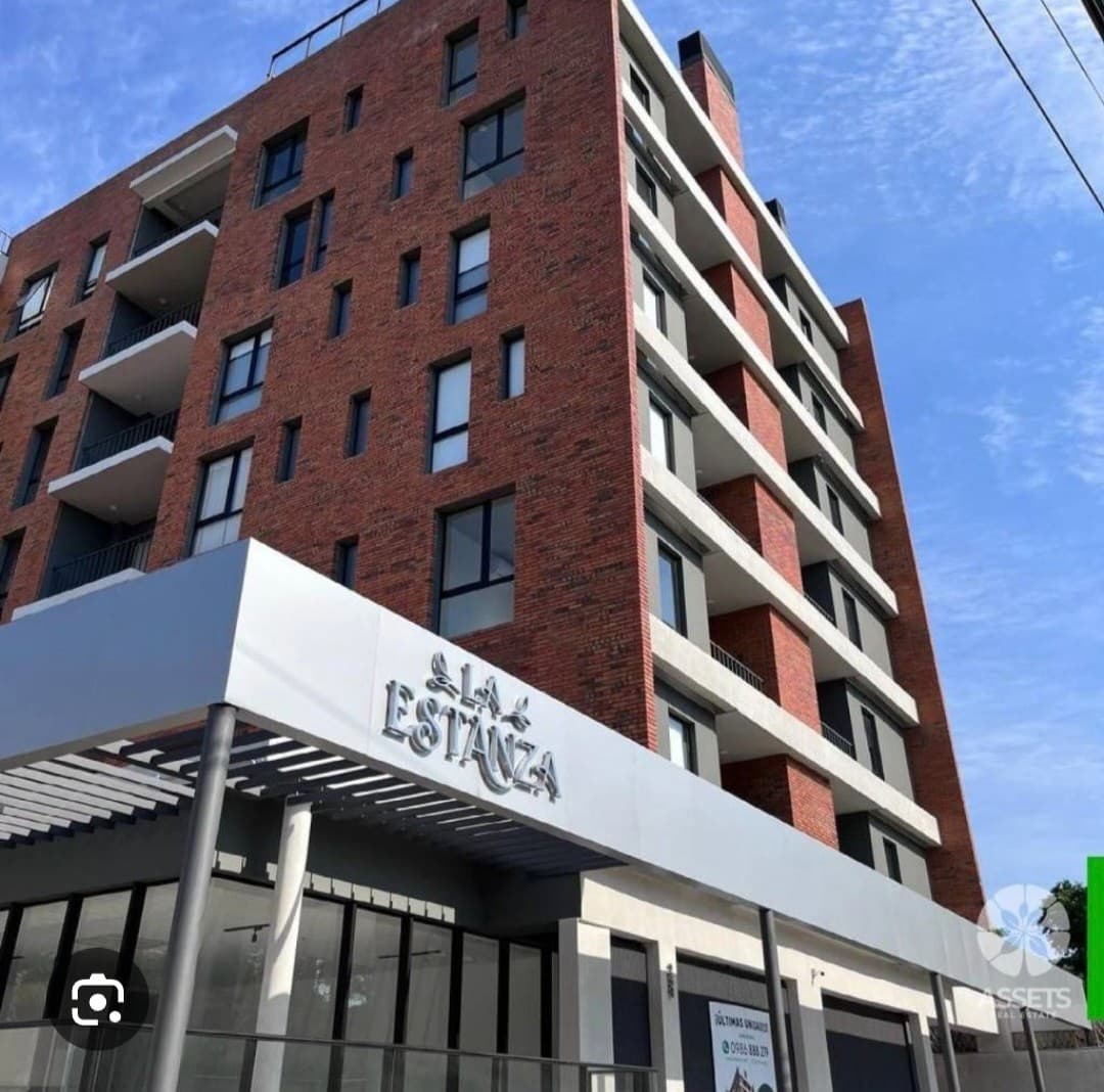 *Vendo Local Comercial en Edificio La Estanza - Con renta activa del 8.2% anual en dolares ideal para Inversores* *125 m2 a propios adicional de 3 cocheras al libre mas una cochera en el interior del edificio en total suma 196.62 m2* *Galeria y buena ex