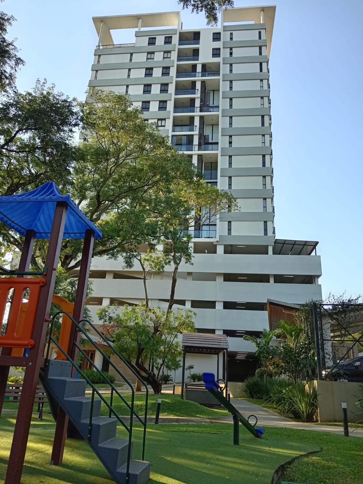 Alquilo departamento amoblado edf. Boulevard plaza Pinedo