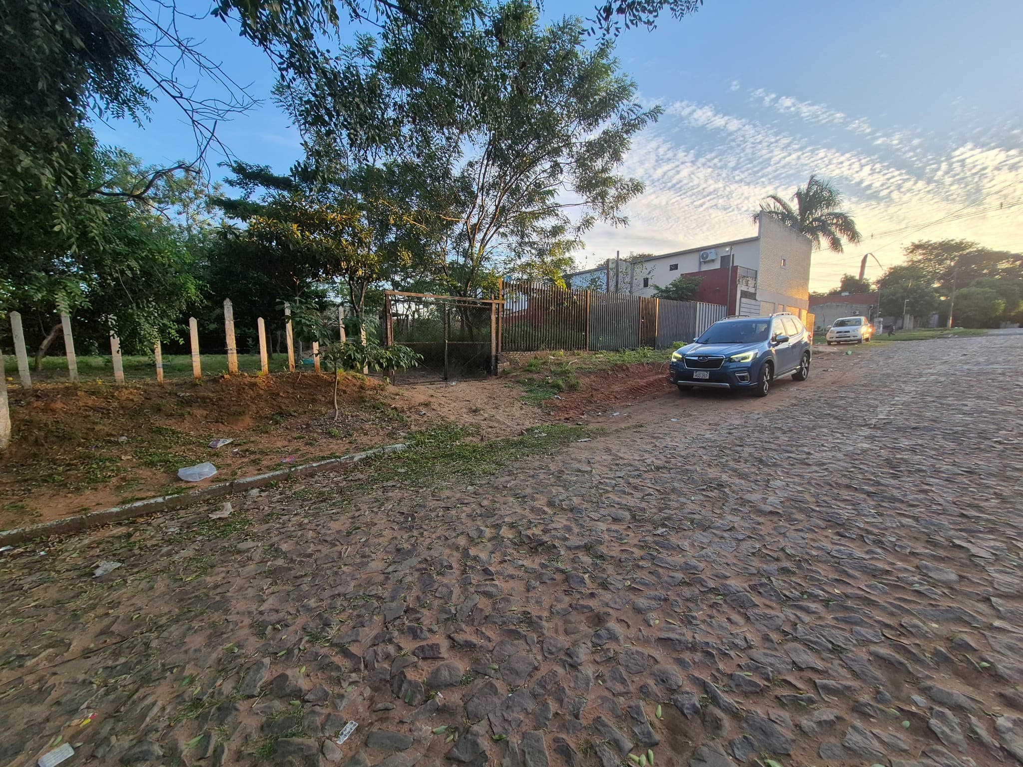 *Terreno en Lambare a 30 ms de Carretera Lopez sobre empedrado, Puerto Pabla* *15x24 total 360 m2* *gs 360.000.000* https://maps.app.goo.gl/AiNhDXyKE9x5ifNM6?g_st=aw