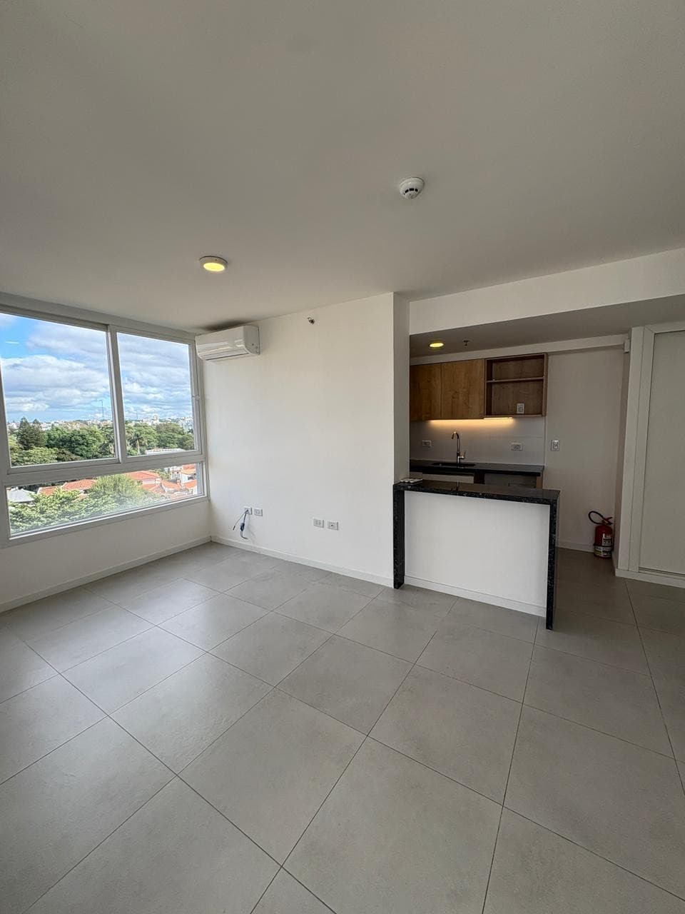 Alquilo amplio dpto con terraza propia barrio Herrera