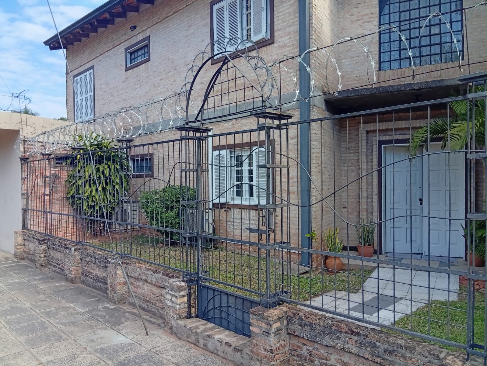 Casa con Piscina En Venta- Barrio Santa Librada- Asunción