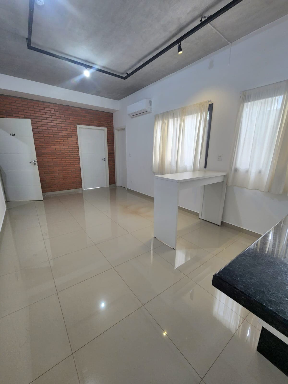 Alquiler Loft Moderno en Ciudad del Este con Balcón y Garaje