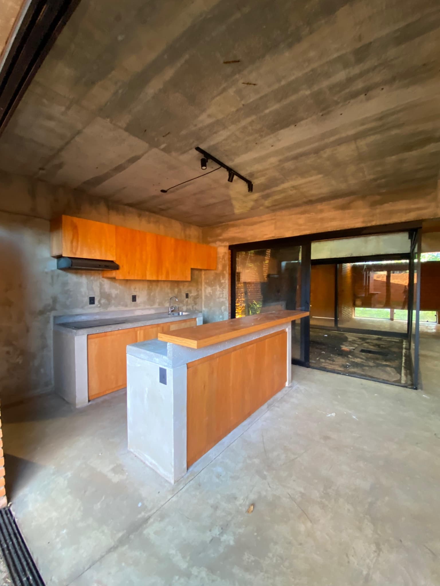 Alquiler – dúplex de diseño único Fernando de la Mora – zona sur