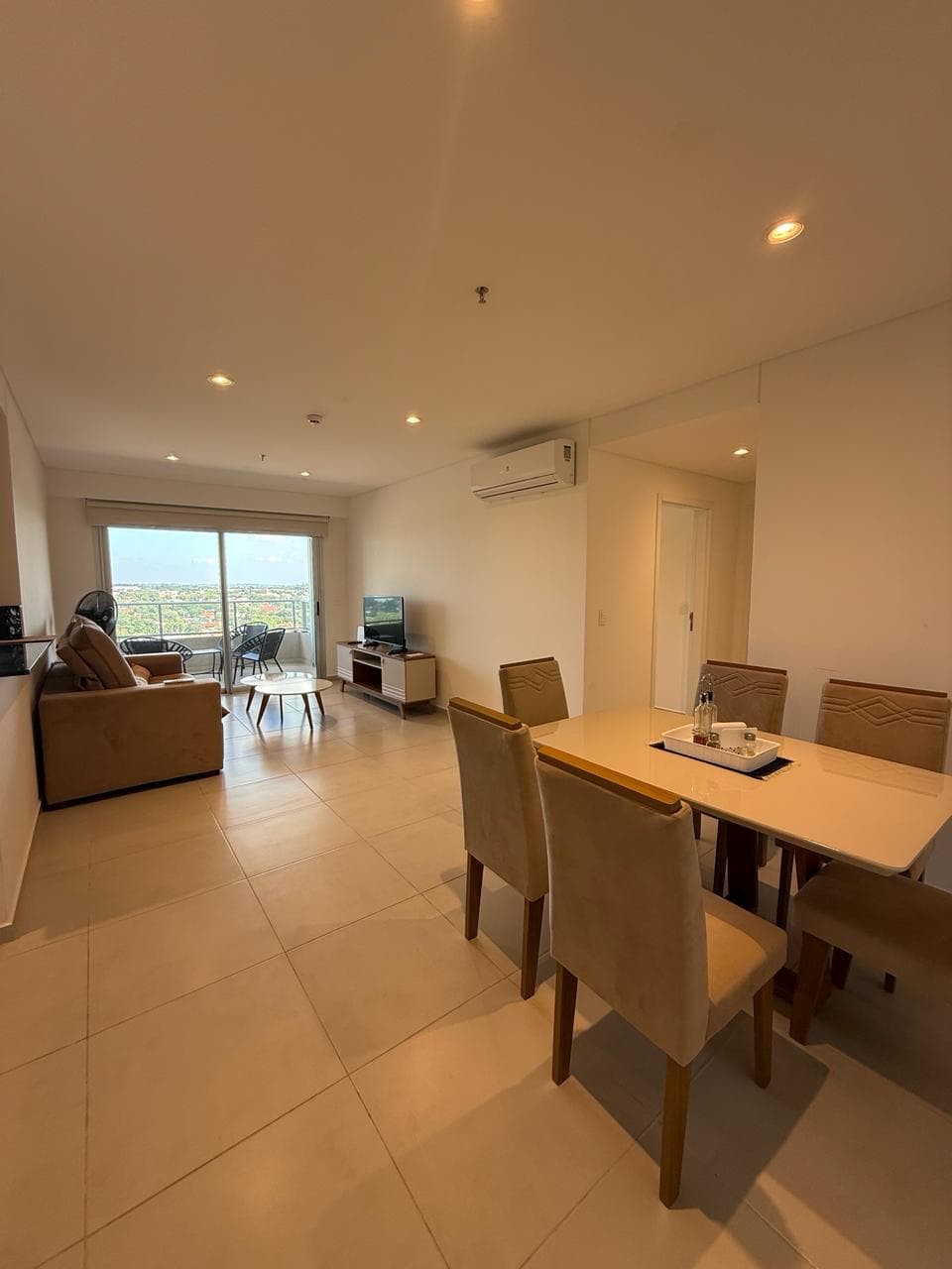 Alquiler: Moderno Departamento en Edificio Fortaleza Boggiani con Balcón y Vistas Urbanas