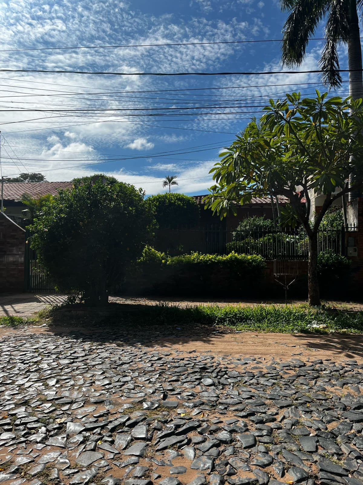 En venta – Casa tipo chalet en Barrio Jara, frente a Plaza Acosta Ñu