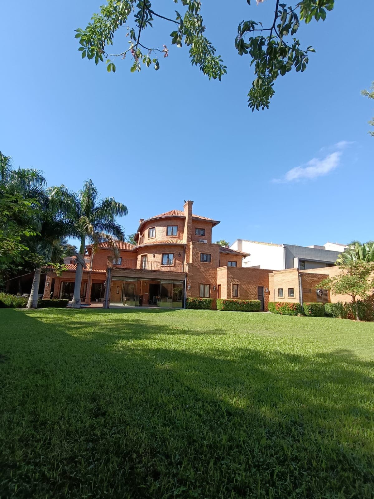 En venta amplia residencia en condominio la Trinidad 3